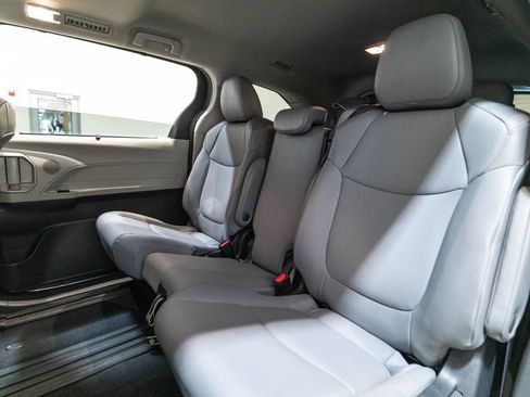 Certified 2024 Toyota Sienna XLE FWD image 32