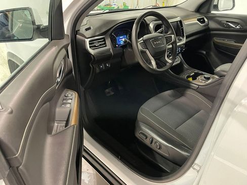 Used 2023 GMC Acadia SLE w/ Driver Convenience Package image 3