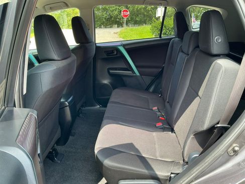 Used 2018 Toyota RAV4 LE w/ Carpet Mat Package AWD/4WD image 19