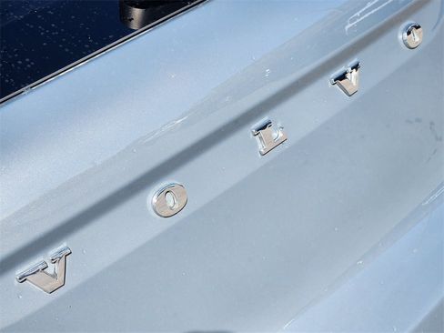 Used 2020 Volvo XC40 T5 Momentum w/ Protection Package Premier image 11