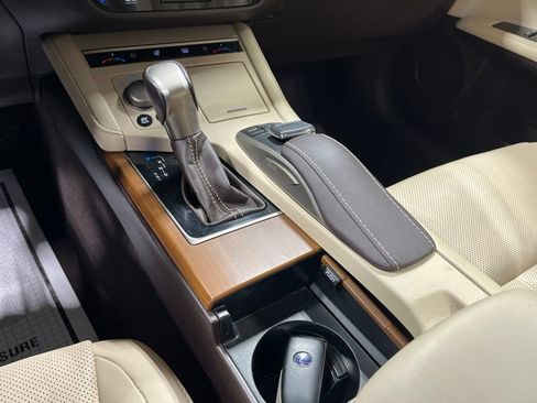 Used 2017 Lexus ES 300h w/ Luxury Package FWD image 32