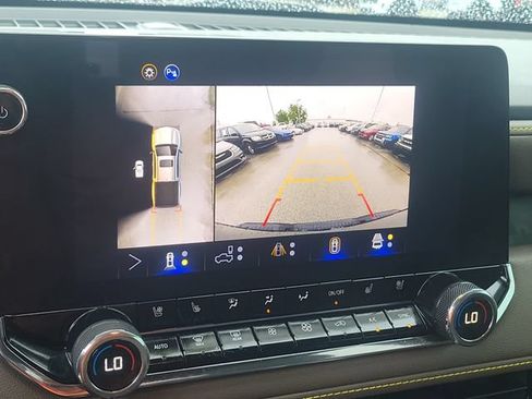Used 2025 Chevrolet Colorado ZR2 w/ Technology Package AWD/4WD image 18