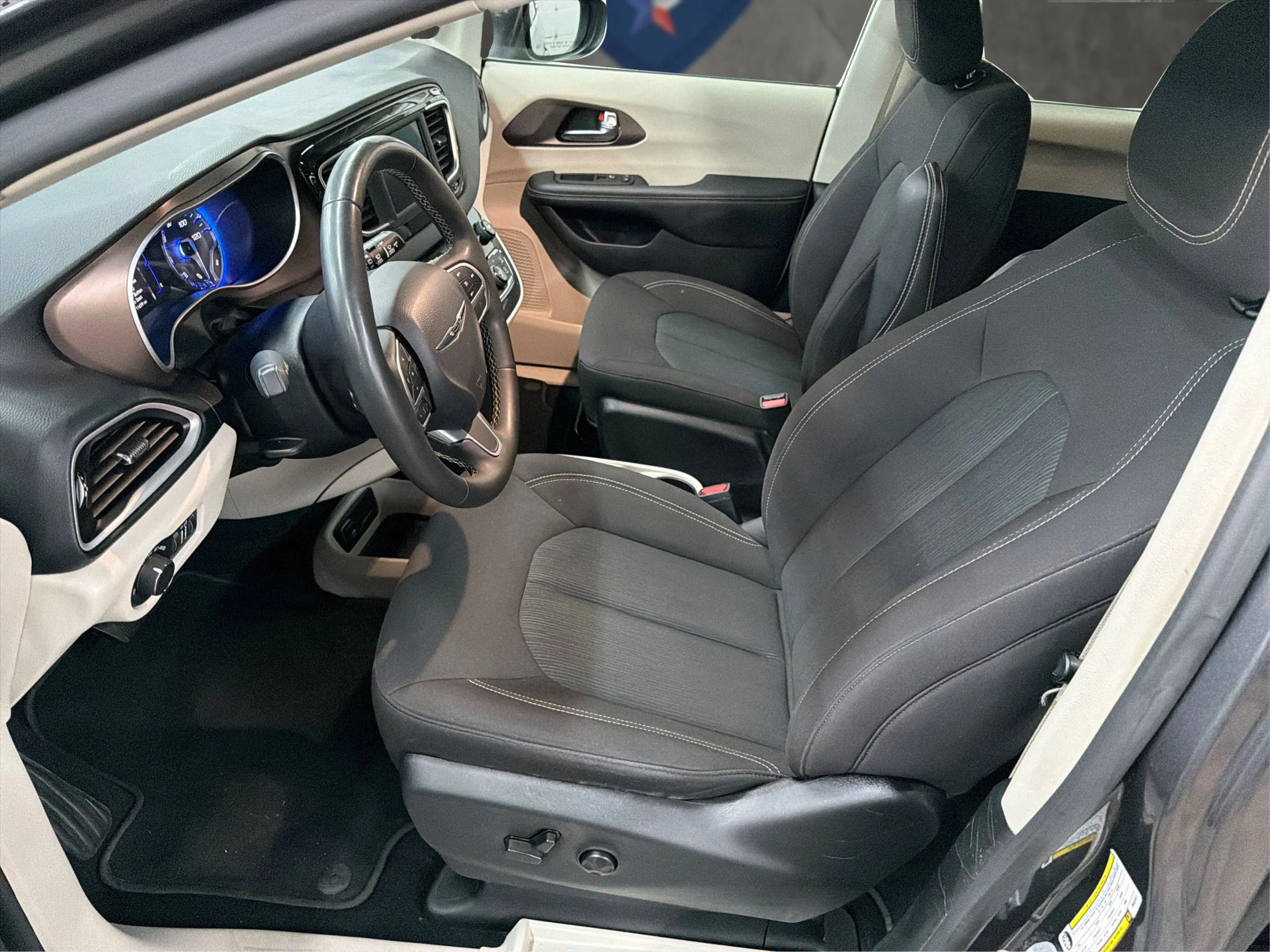 Used 2023 Chrysler Voyager LX FWD image 12