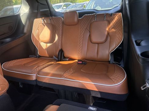 Used 2024 Chrysler Pacifica Pinnacle FWD image 31