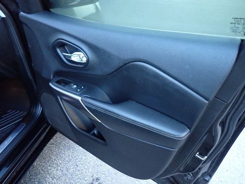 Used 2019 Jeep Cherokee Overland w/ Technology Group image 17