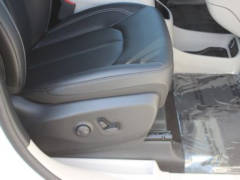 Used 2024 Chrysler Pacifica Limited w/ Uconnect Theater Family Group FWD image 34