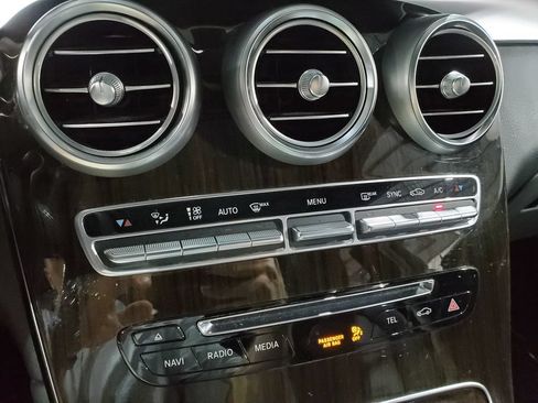 Used 2017 Mercedes-Benz GLC 300 4MATIC image 32