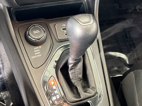 Used 2019 Jeep Cherokee Limited image 17