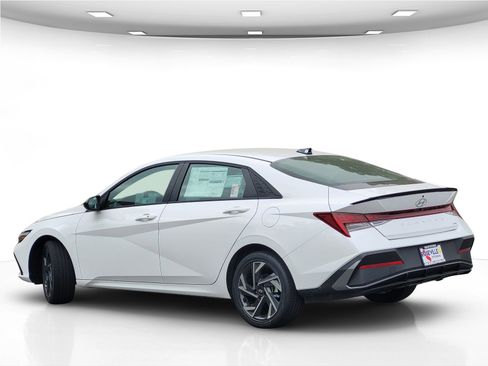 New 2025 Hyundai Elantra SEL image 5