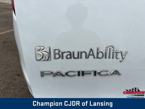 Used 2017 Chrysler Pacifica Touring-L Plus FWD image 25