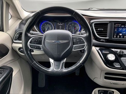 Used 2019 Chrysler Pacifica Touring-L image 10