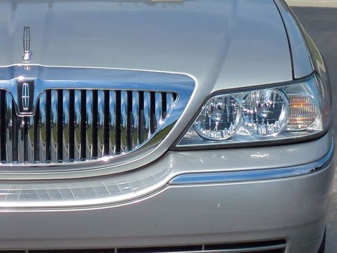 Used 2003 Lincoln Town Car Executive image 6