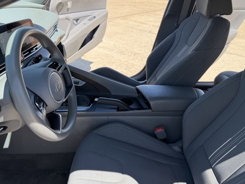 Used 2024 Hyundai Elantra SEL FWD image 14