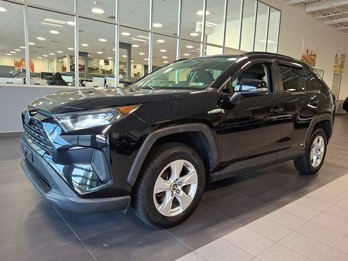 Used 2019 Toyota RAV4 LE w/ Carpet Mat Package AWD/4WD image 3