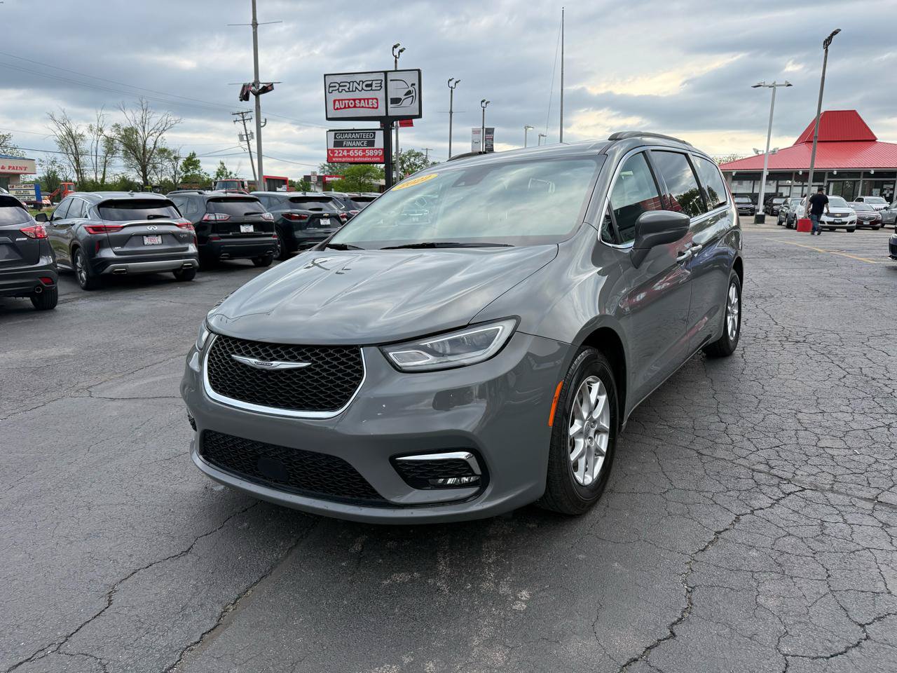 Used 2022 Chrysler Pacifica Touring-L FWD image 3