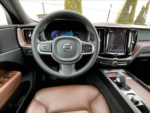 Used 2022 Volvo XC60 B5 Momentum image 5