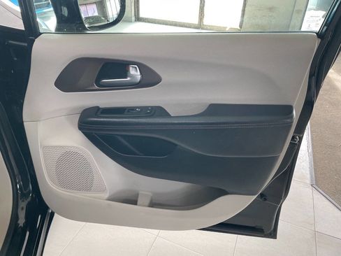 Used 2018 Chrysler Pacifica Touring-L image 29