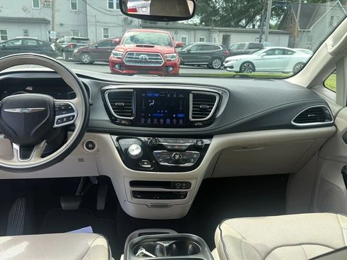 Used 2017 Chrysler Pacifica Platinum FWD image 14
