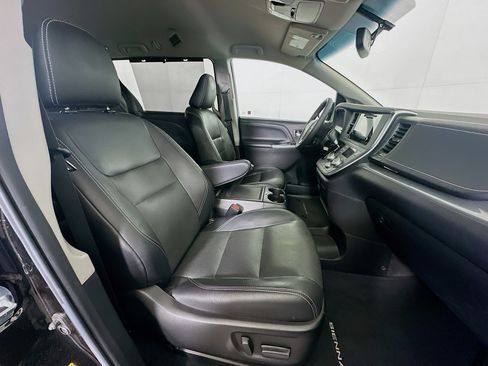 Used 2017 Toyota Sienna SE FWD image 30