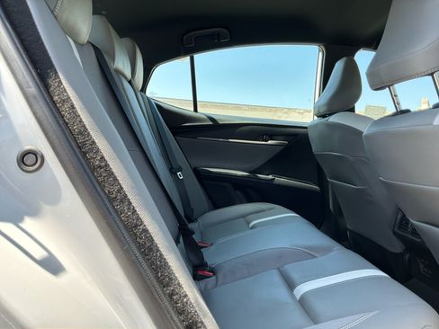 Used 2025 Toyota Camry SE AWD/4WD image 19
