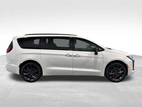 New 2027 Chrysler Pacifica Limited AWD/4WD image 8