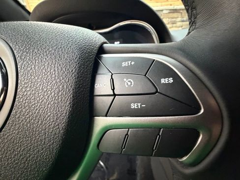 Used 2018 Jeep Grand Cherokee Laredo image 23