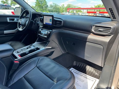 Used 2021 Ford Explorer Limited w/ Equipment Group 301A AWD/4WD image 18