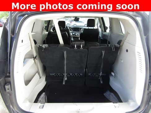 Used 2023 Chrysler Pacifica Limited FWD image 17
