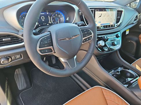 New 2026 Chrysler Pacifica Pinnacle image 10