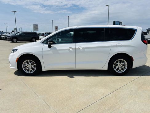 Used 2025 Chrysler Pacifica Select FWD image 35