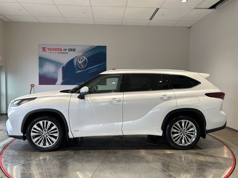 Used 2025 Toyota Highlander Platinum image 3