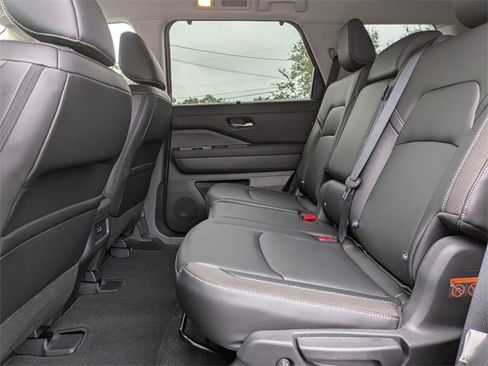 Used 2024 Nissan Pathfinder SL w/ Black Appearance Package image 15