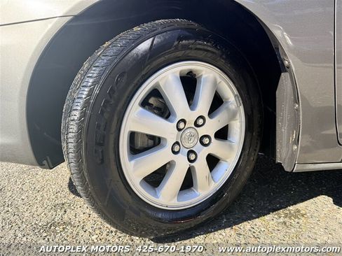 Used 2004 Toyota Camry XLE FWD image 16