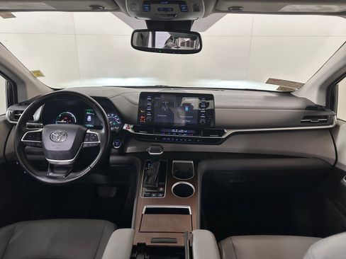 Used 2021 Toyota Sienna XLE image 14