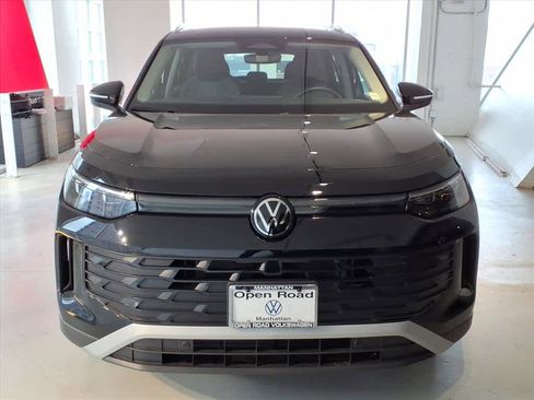 Used 2025 Volkswagen Tiguan S image 2