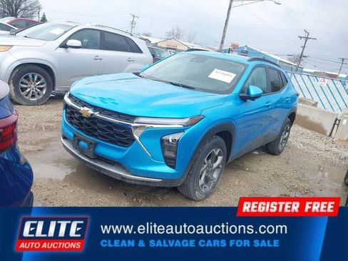 Used 2025 Chevrolet Trax LT w/ LT Convenience Package FWD image 4