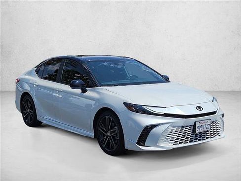 Used 2025 Toyota Camry XSE FWD image 3