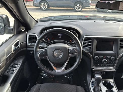 Used 2018 Jeep Grand Cherokee Laredo AWD/4WD image 26