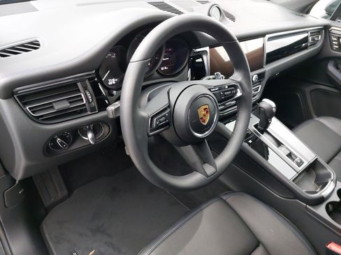 Used 2025 Porsche Macan image 4