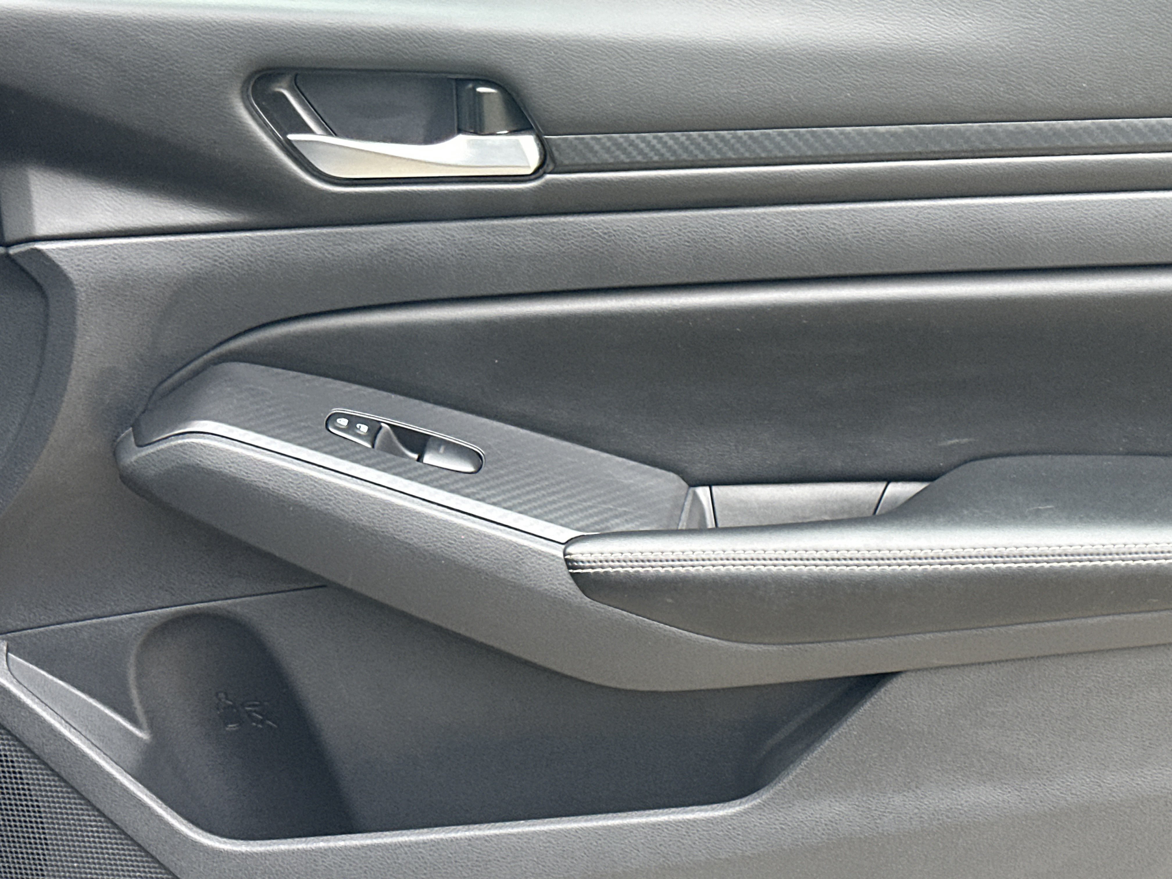 Used 2024 Nissan Altima 2.5 SV FWD image 14