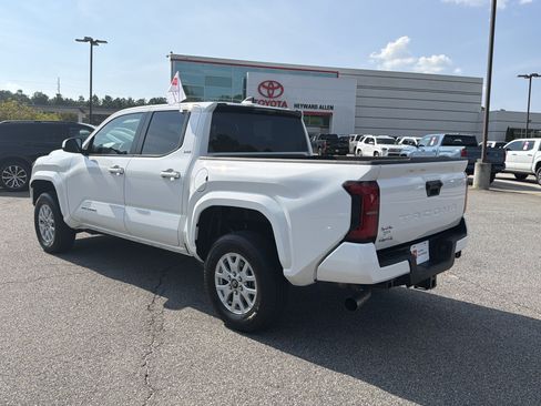 Certified 2025 Toyota Tacoma SR5 AWD/4WD image 14