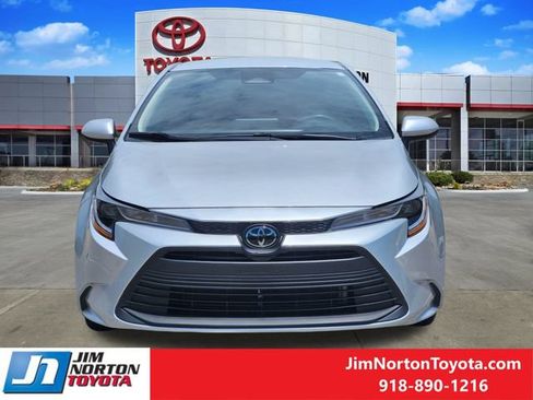 Used 2025 Toyota Corolla LE FWD image 2