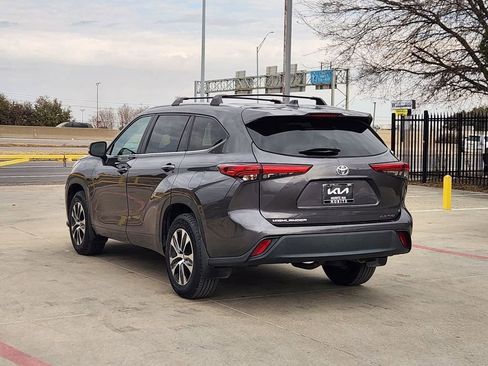 Used 2023 Toyota Highlander XLE AWD/4WD image 6