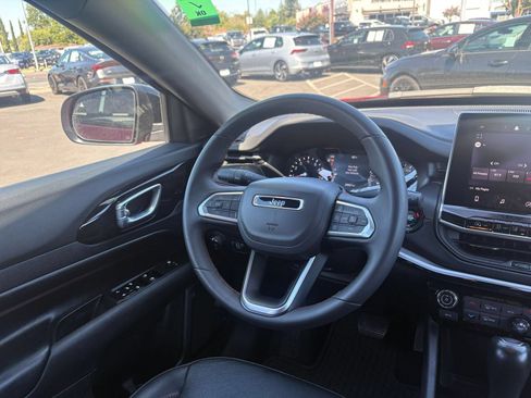 Used 2025 Jeep Compass Trailhawk AWD/4WD image 33