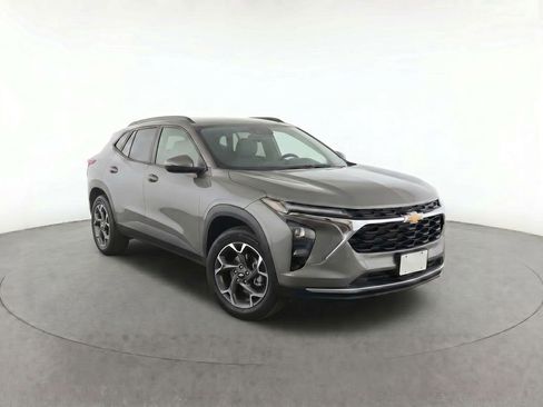 Used 2026 Chevrolet Trax LT FWD image 2