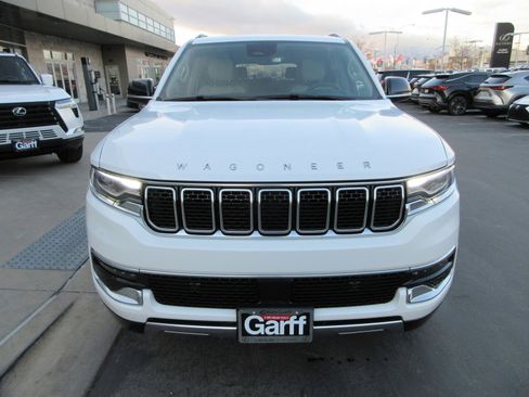 Used 2023 Jeep Wagoneer L Series III w/ Premium Group I image 16