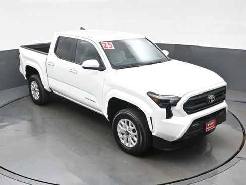 Used 2025 Toyota Tacoma SR5 image 34