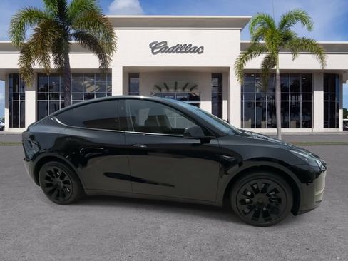 Used 2024 Tesla Model Y Long Range RWD image 17