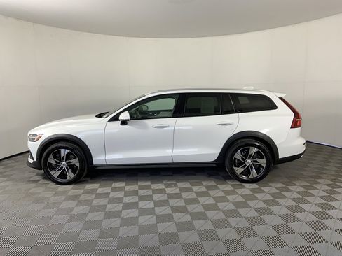 Used 2020 Volvo V60 T5 Cross Country image 6