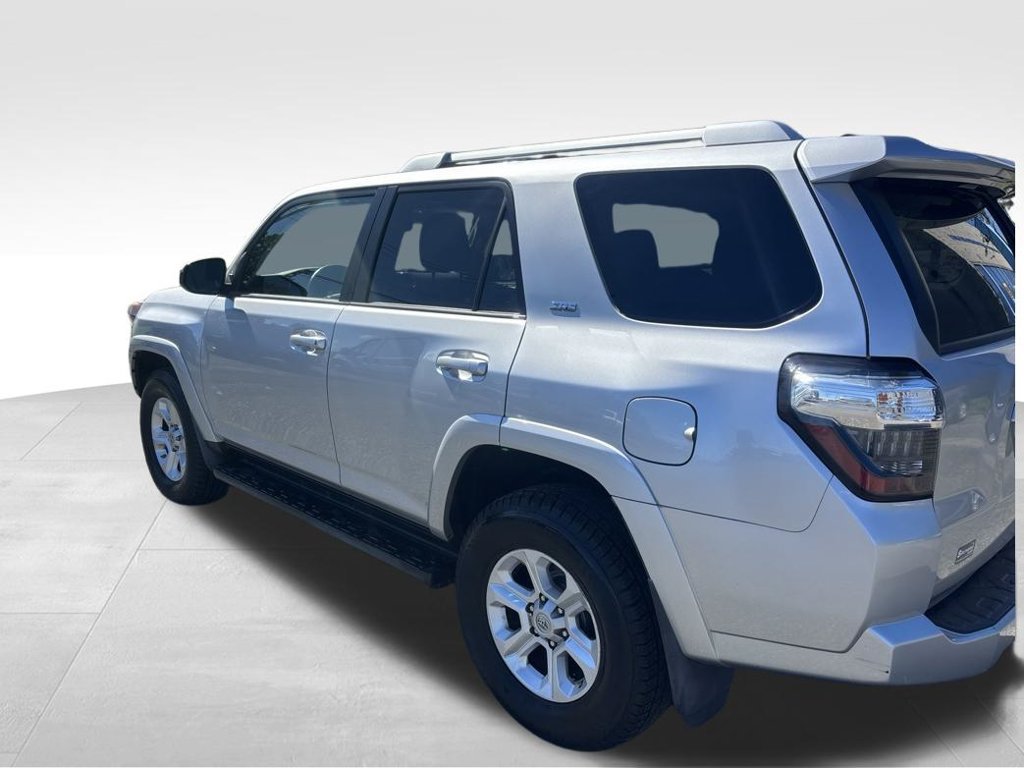 Used 2016 Toyota 4Runner SR5 AWD/4WD image 3